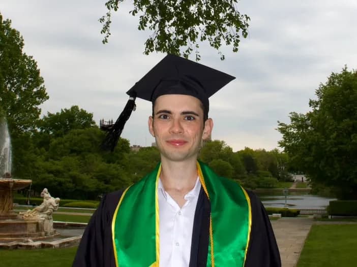 Egresso do Novos conhecimentos no dia da formatura, de beca e capelo